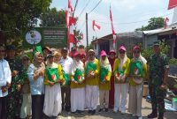 Wakil Wali Kota Depok, Chandra Rahmansyah berfoto bersama peserta Kampung Pancasila di Kelurahan Depok Jaya. (Sumber foto: Siaran Depok/AN Rafi)