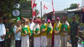 Wakil Wali Kota Depok, Chandra Rahmansyah berfoto bersama peserta Kampung Pancasila di Kelurahan Depok Jaya. (Sumber foto: Siaran Depok/AN Rafi)