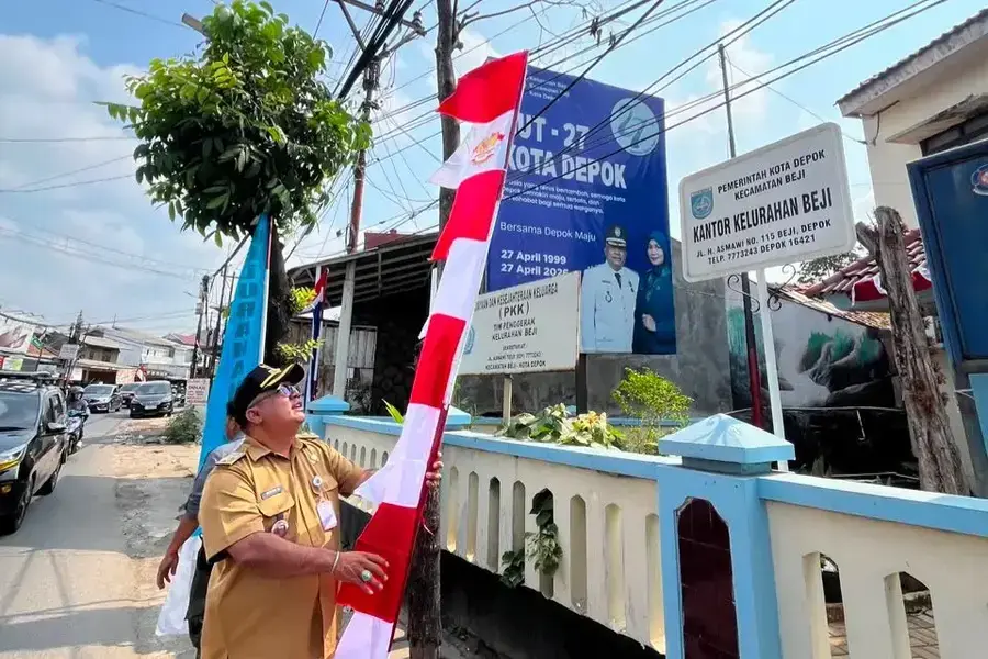 Lurah Beji, Samsu Sadikin, mulai memasang bendera Merah Putih di lingkungan kantor kelurahan Beji, Senin (03/08/26). (Sumber foto: Diskominfo Depok/Dokumentasi Narasumber)