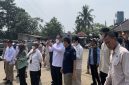 Wakil Menteri Lingkungan Hidup, (Wamen LH) Diaz Malik Hendropriyono didampingi Wakil Wali Kota Depok, Chandra Rahmansyah saat meninjau TPA Cipayung (Sumber foto: Siaran Depok/AN Rafi)
