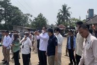 Wakil Menteri Lingkungan Hidup, (Wamen LH) Diaz Malik Hendropriyono didampingi Wakil Wali Kota Depok, Chandra Rahmansyah saat meninjau TPA Cipayung (Sumber foto: Siaran Depok/AN Rafi)