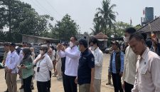 Wakil Menteri Lingkungan Hidup, (Wamen LH) Diaz Malik Hendropriyono didampingi Wakil Wali Kota Depok, Chandra Rahmansyah saat meninjau TPA Cipayung (Sumber foto: Siaran Depok/AN Rafi)