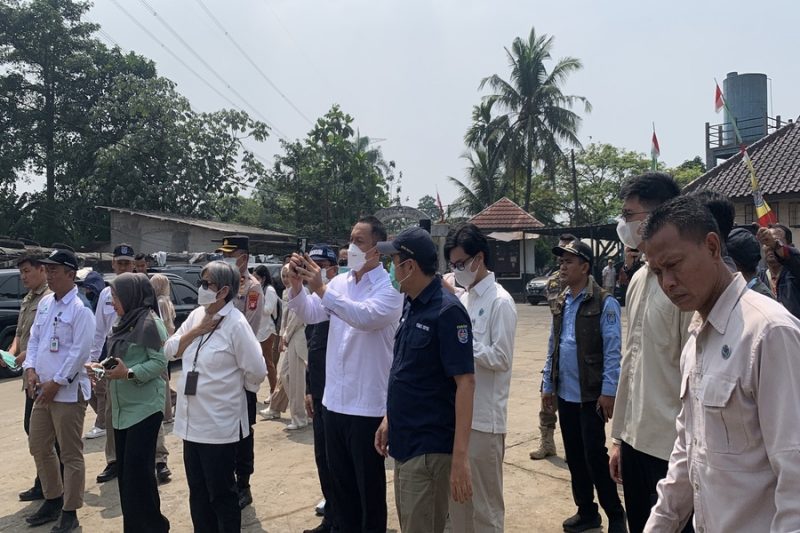 Wakil Menteri Lingkungan Hidup, (Wamen LH) Diaz Malik Hendropriyono didampingi Wakil Wali Kota Depok, Chandra Rahmansyah saat meninjau TPA Cipayung (Sumber foto: Siaran Depok/AN Rafi)