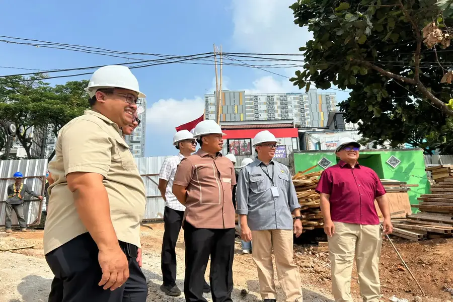 Progres pembangunan Rumah Kreatif Anak Istimewa (RKAI) di Kelurahan Pondok Cina, Beji, dipantau langsung oleh Wali Kota Depok Supian Suri pada Selasa (18/8/2026). (Foto: Diskominfo)