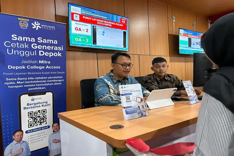 Tim Depok College Access (DCA) membantu warga yang berdiskusi terkait akses pendidikan tinggi dan program beasiswa di Kota Depok. (Foto: Diskominfo Depok)