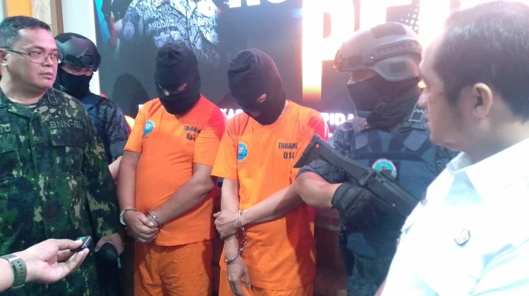 Brigjen Pol. Sulistyo Pudjo Hartono (Kepala BNNP Jabar) dan Chandra Rahmansyah (Wakil Wali Kota Depok) tampak meminta keterangan dari dua tersangka (Kredit foto: RRI).