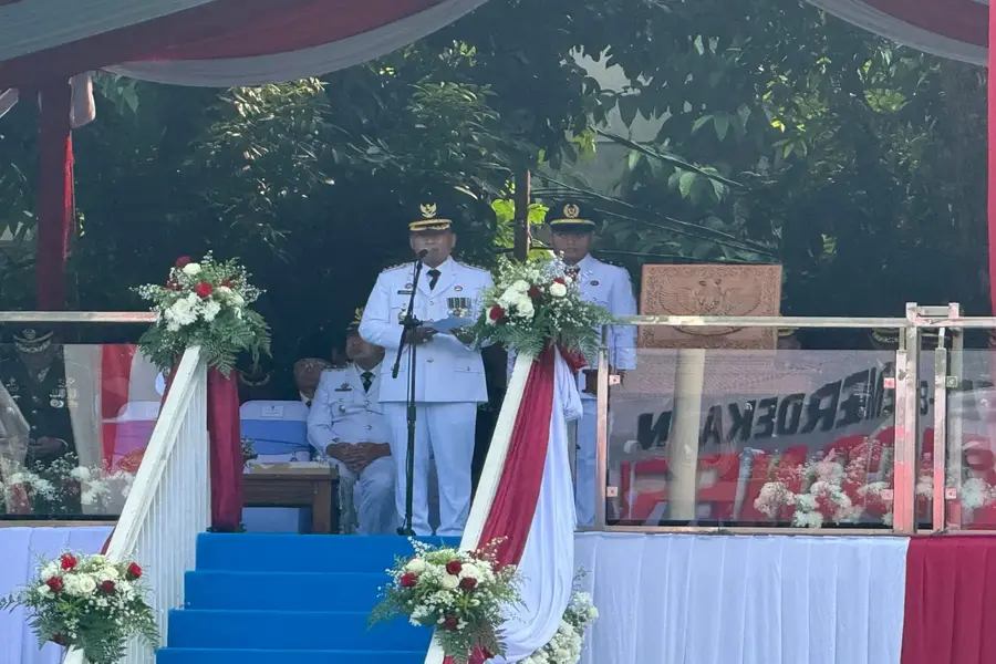 Bertempat di Depok Open Space (DOS), Wali Kota Supian Suri bertindak sebagai inspektur upacara HUT ke-81 RI tingkat Kota Depok, Senin (17/8/2026). (Foto: Diskominfo Depok)