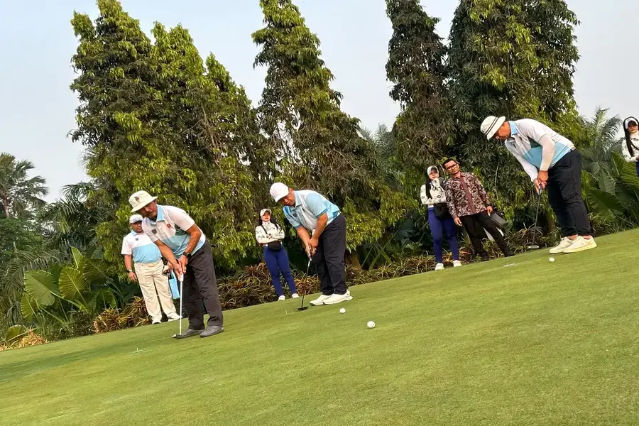 Wali Kota Depok, Supian Suri (tengah) mengikuti permainan mini pembuka ajang Depok Golf Series 2 Wali Kota Cup di Emeralda Golf Cup, Selasa (11/08/26). (Sumber foto: Diskominfo Depok)