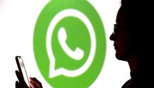 Ilustrasi aplikasi WhatsApp. (Sumber foto: REUTERS/Dado Ruvic/Illustration/File Photo)