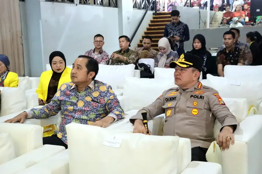 Kombes Pol. Christian Rony Putra (Kapolres Metro Depok) bersama Wakil Wali Kota Depok, Chandra Rahmansyah, menghadiri prosesi wisuda UI 2026 pada Sabtu (22/08/26). (Foto: Istimewa)