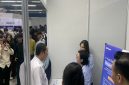 Wakil Wali Kota Depok, Chandra Rahmansyah berdialog dengan salah satu perusahaan yang berpartisipasi pada Job Fair Depok 2026. (Sumber foto: Siaran Depok/ AN Rafi)