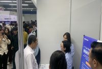 Wakil Wali Kota Depok, Chandra Rahmansyah berdialog dengan salah satu perusahaan yang berpartisipasi pada Job Fair Depok 2026. (Sumber foto: Siaran Depok/ AN Rafi)