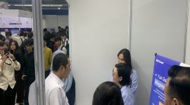 Wakil Wali Kota Depok, Chandra Rahmansyah berdialog dengan salah satu perusahaan yang berpartisipasi pada Job Fair Depok 2026. (Sumber foto: Siaran Depok/ AN Rafi)