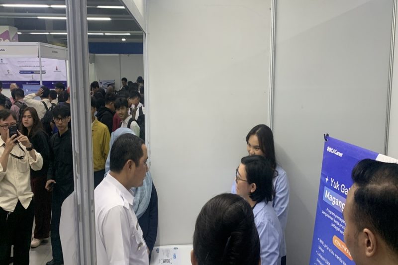 Wakil Wali Kota Depok, Chandra Rahmansyah berdialog dengan salah satu perusahaan yang berpartisipasi pada Job Fair Depok 2026. (Sumber foto: Siaran Depok/ AN Rafi)