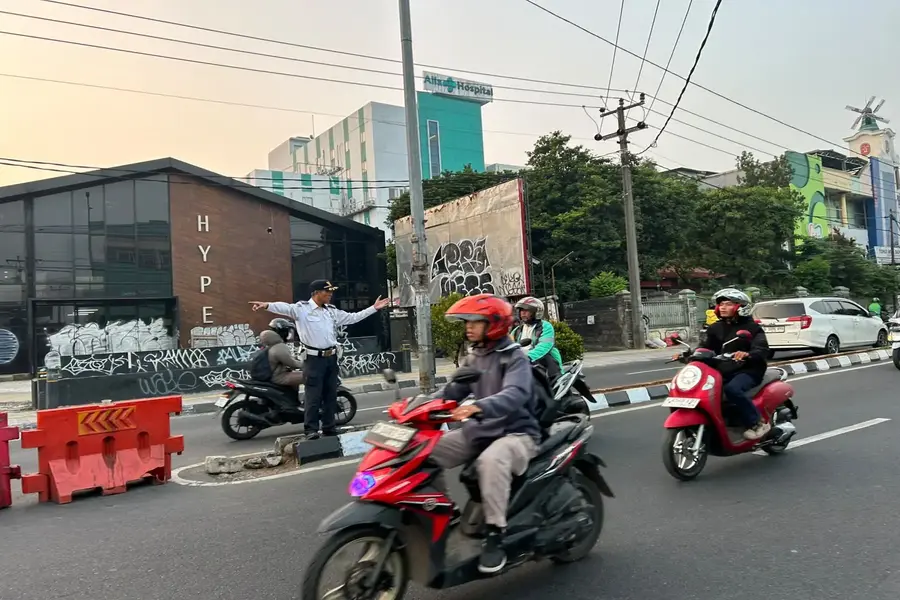 Petugas Dinas Perhubungan (Dishub) Depok mengatur lalu lintas di Jalan Kartini. (Sumber foto: Dishub Depok)
