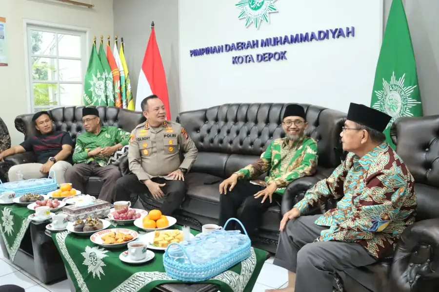 Potret kebersamaan Kapolres Metro Depok Kombes Pol. Christian Rony Putra kala berdiskusi santai dengan Pimpinan Daerah Muhammadiyah (PDM) Kota Depok. (Kredit foto: Humas Polres Metro Depok)