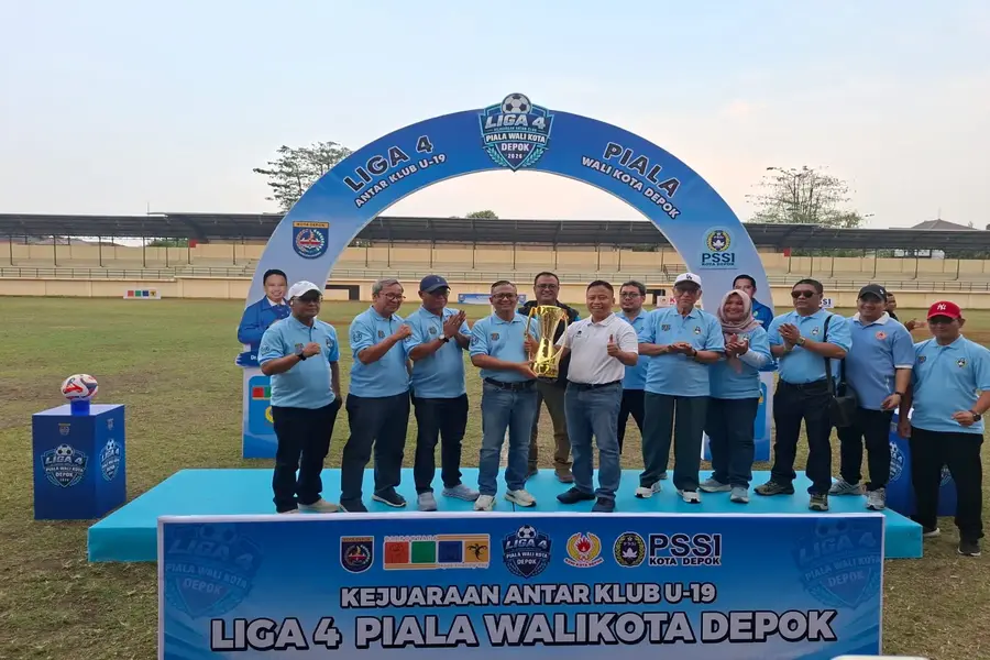 Momen penyerahan piala dari Wali Kota Depok, Supian Suri kepada Kadisporyata, Eko Herwiyanto di Stadion Merpati, Pancoran Mas, Minggu (30/08/26) sore. (Dok. Diskominfo Depok)