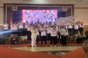 Ketua DPC PAPPRI Kota Depok, Qori Hatmalina mengibarkan panji PAPPRI setelah pelantikan Pengurus DPC PAPPRI Kota Depok di Hotel Bumi Wiyata, Senin (03/08/26) malam. (Sumber foto: Siaran Depok/AN Rafi).