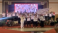 Ketua DPC PAPPRI Kota Depok, Qori Hatmalina mengibarkan panji PAPPRI setelah pelantikan Pengurus DPC PAPPRI Kota Depok di Hotel Bumi Wiyata, Senin (03/08/26) malam. (Sumber foto: Siaran Depok/AN Rafi).