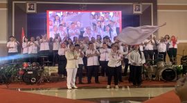 Ketua DPC PAPPRI Kota Depok, Qori Hatmalina mengibarkan panji PAPPRI setelah pelantikan Pengurus DPC PAPPRI Kota Depok di Hotel Bumi Wiyata, Senin (03/08/26) malam. (Sumber foto: Siaran Depok/AN Rafi).