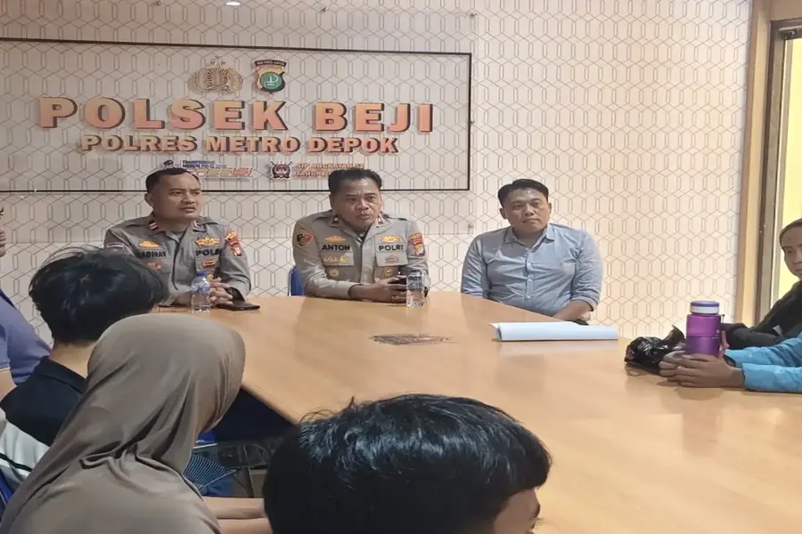 Kapolsek Beji, Kompol Antonius, menggelar diskusi dengan orang tua pelajar dalam kegiatan pembinaan dan penyuluhan di Aula Polsek Beji, Kamis (06/08/26). (Foto: Dokumentasi Narasumber)