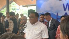 Menteri Lingkungan Hidup, Jumhur Hidayat saat diwawancarai pada peringatan Hari Danau Sedunia 2026 di Kampus Universitas Indonesia (UI) Depok, Kamis (27/8/2026). (Sumber foto: Siaran Depok/AN Rafi)