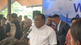 Menteri Lingkungan Hidup, Jumhur Hidayat saat diwawancarai pada peringatan Hari Danau Sedunia 2026 di Kampus Universitas Indonesia (UI) Depok, Kamis (27/8/2026). (Sumber foto: Siaran Depok/AN Rafi)

