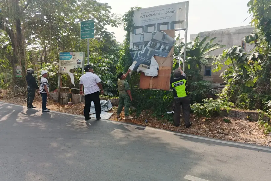 Lurah Beji, Samsu Sadikin, bersama anggota Linmas menertibkan dua baliho yang sudah tidak layak di sejumlah titik wilayah pada Rabu (05/08/26). Penertiban dilakukan untuk menjaga kerapihan, keamanan, dan kenyamanan lingkungan. (Sumber foto: Dok. Narasumber)