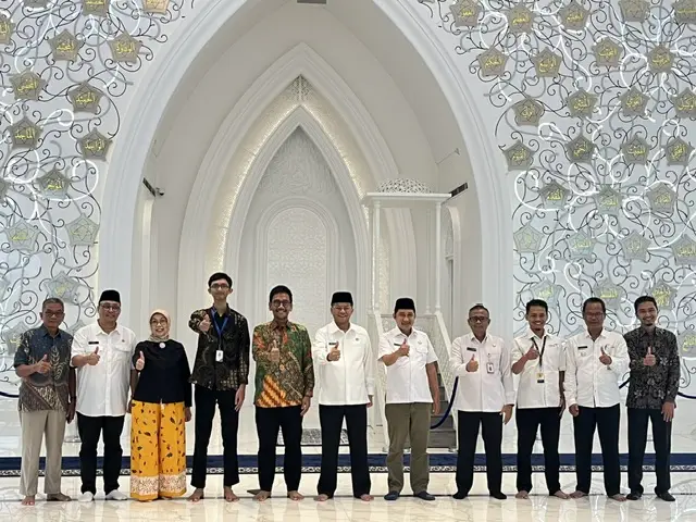 Wakil Gubernur Jawa Barat, Erwan Setiawan (tengah) dan Wakil Wali Kota Depok, Chandra Rahmansyah (kelima dari kanan) saat menerima Tim Penilai Indonesia Muslim Travel Index (IMTI) Tahun 2026 di Masjid At Thohir, Rabu (12/08/26). (SUmber foto: Diskominfo Depok)