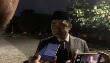 Wakil Wali Kota Depok, Chandra Rahmansyah, menghadiri Apel Kehormatan dan Renungan Suci memperingati HUT ke-81 RI di Taman Makam Pahlawan (TMP) Kalimulya pada Senin (17/08/2026). (Sumber foto: Diskominfo Depok)
