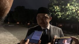 Wakil Wali Kota Depok, Chandra Rahmansyah, menghadiri Apel Kehormatan dan Renungan Suci memperingati HUT ke-81 RI di Taman Makam Pahlawan (TMP) Kalimulya pada Senin (17/08/2026). (Sumber foto: Diskominfo Depok)