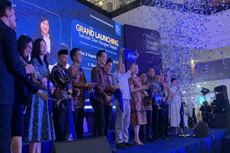 Wakil Wali Kota Chandra Rahmansyah (tengah) saat Grand Launching Sekolah Dian Mandiri di Depok Town Square, Sabtu (08/08/26). (Sumber foto: Siaran Depok/AN Rafi)