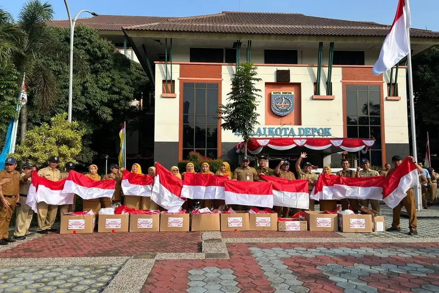ASN Pemerintah Kota Depok mengumpulkan bendera Merah Putih. (Sumber foto: Diskominfo Depok)