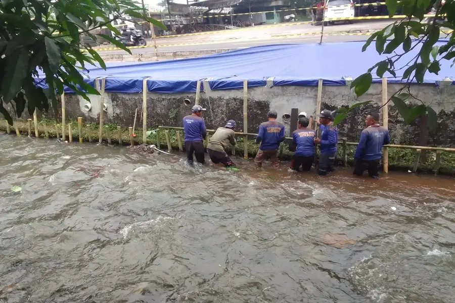 Satgas DPUPR Kota Depok melakukan penanganan sementara turap yang longsor di kawasan Sungai Elok CAntik dan menaWAN (SECAWAN), Jalan Raya Sawangan, Kelurahan/Kecamatan Pancoran Mas, Kamis (04/06/26). (Sumber foto: DPUPR Depok)