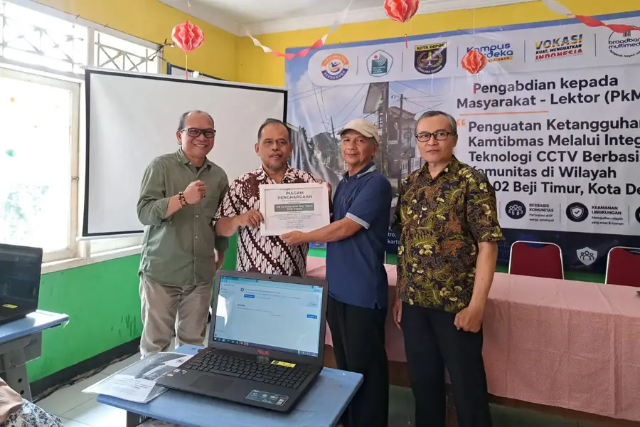 Penyerahan penghargaan atas kerjasama program pengabdian masyarakat dari PNJ kepada Kelurahan Beji Timur, di Posyandu Subur, Selasa (11/08/26). (Foto: Diskominfo)