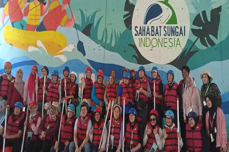 Delegasi negara anggota ASEAN melakukan kegiatan penyusuran tepi sungai dan penanaman pohon di bantaran Ciliwung. (Foto: Dokumentasi DLHK Depok).