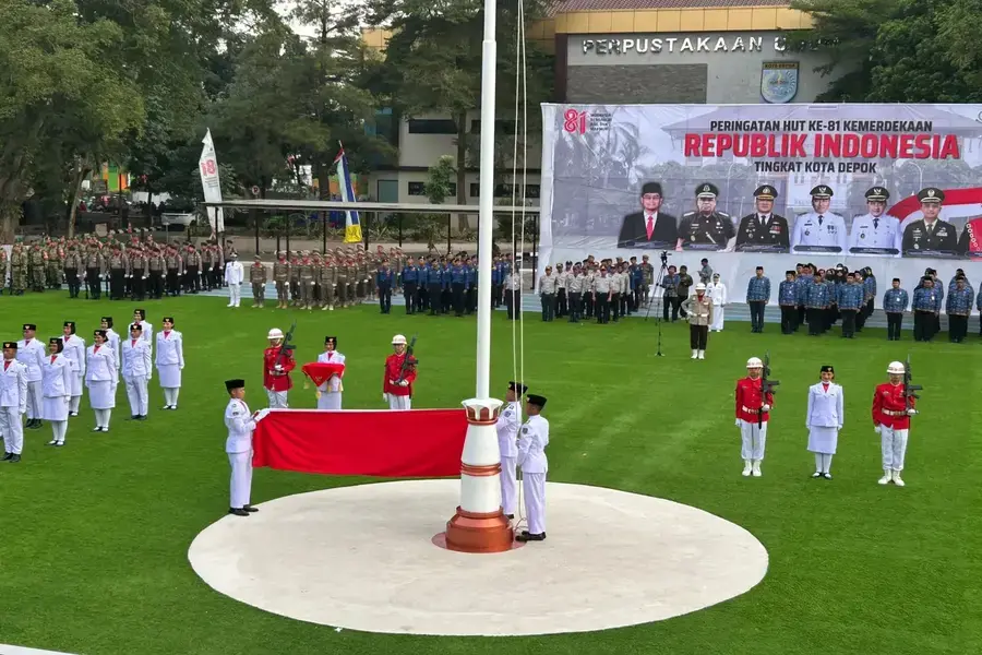 Suasana prosesi penurunan sang Merah Putih dalam rangka peringatan HUT ke-81 RI yang berlangsung pada Senin sore (17/8/2026). (Foto: Diskominfo Depok)