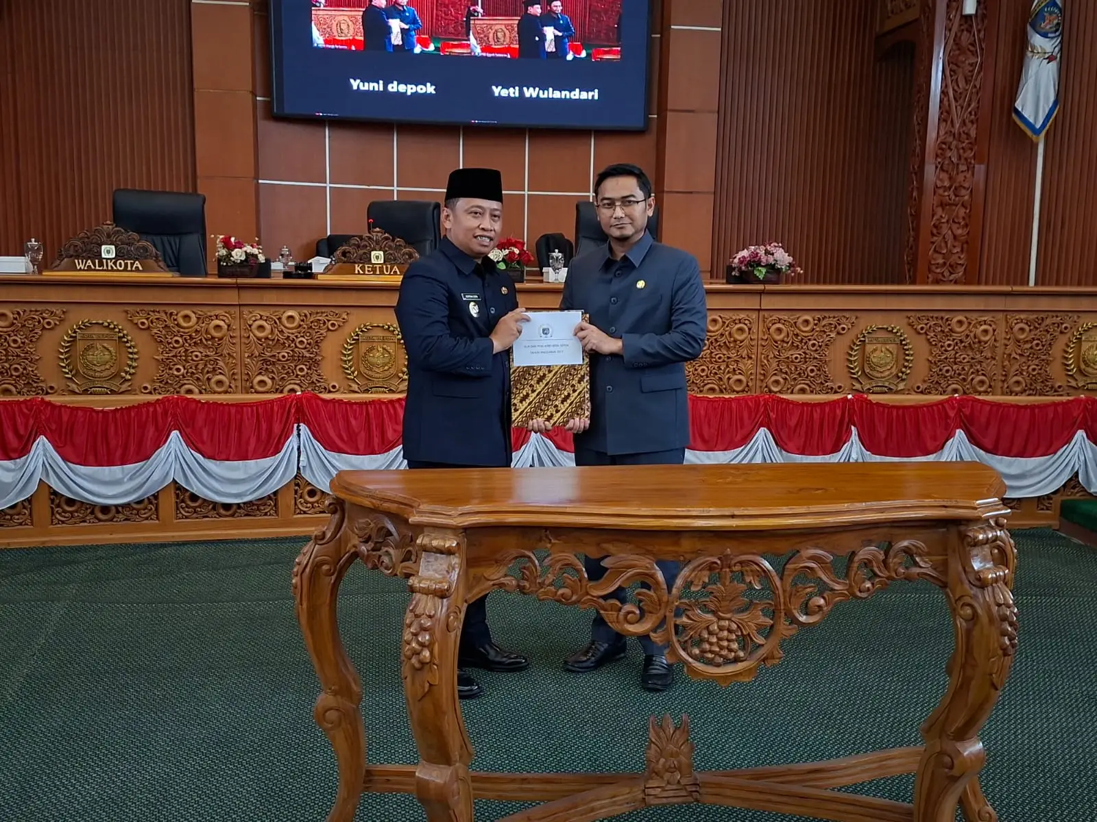 Wali Kota Depok Supian Suri (kedua dari kanan) berfoto bersama Ketua Banggar DPRD Kota Depok Ade Supriyatna di Ruang Sidang Paripurna seusai penandatanganan nota kesepakatan KUA-PPAS TA 2027. (Foto: Diskominfo Depok)