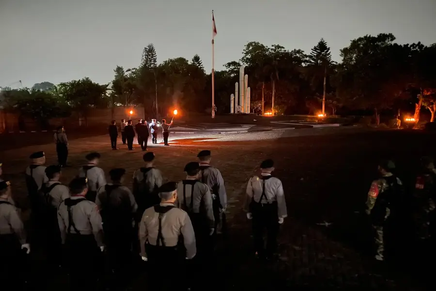 Suasana khusyuk mewarnai Apel Kehormatan dan Renungan Suci peringatan HUT ke-81 RI tingkat Kota Depok yang berlangsung di TMP Kalimulya pada Senin (17/8/2026). (Sumber foto: Diskominfo Depok)