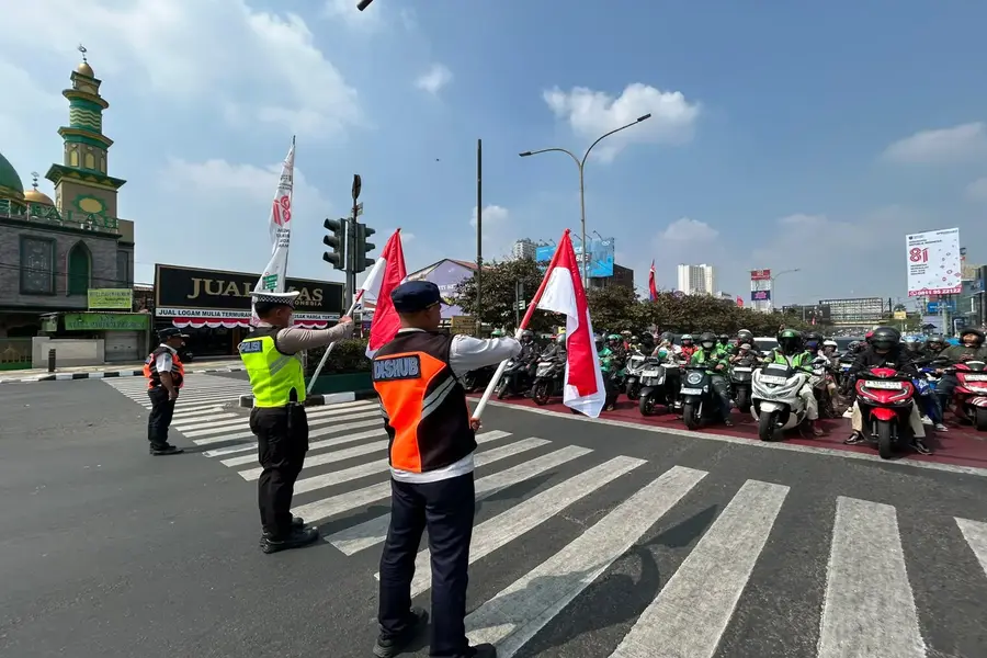 Peringatan Detik-Detik Proklamasi pada Senin (17/08/26) diwarnai penutupan sementara arus kendaraan di Lampu Merah Ramanda, Margonda, oleh jajaran Satlantas Polres Metro Depok dan Dishub Kota Depok. (Foto: Diskominfo)