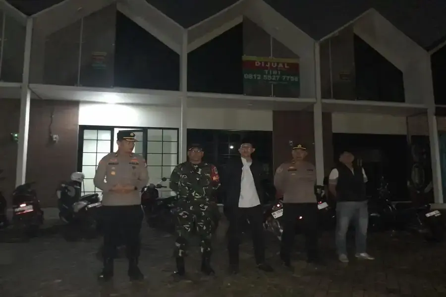 Sinergi tiga pilar saat melaksanakan kegiatan patroli bersama di wilayah Kelurahan Pengasinan, Kecamatan Sawangan, Minggu (20/09/26). (Foto: Dok. Kelurahan Pengasinan)