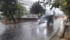 Jalan Raya Muchtar Sawangan saat diguyur hujan deras, Sabtu (19/09/2026). (Sumber foto: Jurnal Depok)