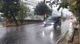 Jalan Raya Muchtar Sawangan saat diguyur hujan deras, Sabtu (19/09/2026). (Sumber foto: Jurnal Depok)