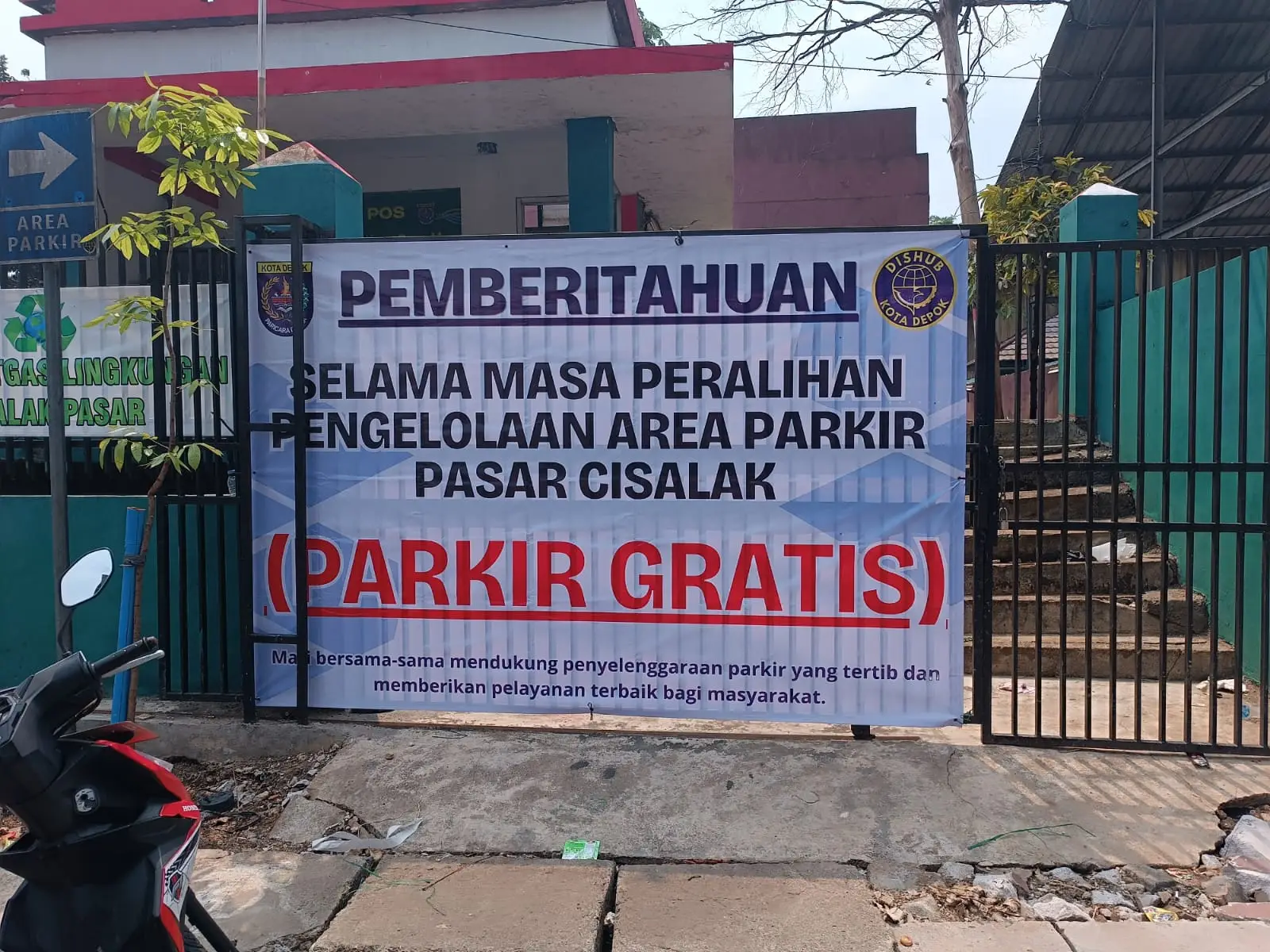 Selama periode peralihan pengelolaan parkir, parkir di Pasar Cisalak digratiskan sementara. (Sumber foto: Dokumentasi Dinas Perdagangan dan Perindustrian Kota Depok).