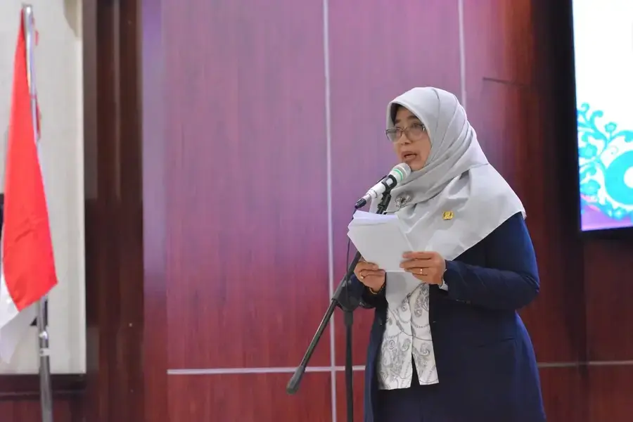 Devi Maryori, Kepala Dinkes Kota Depok, memberikan sambutan pada acara pengukuhan pengurus YKI Kota Depok masa bakti 2026–2031 dan pelantikan PKTP tingkat kecamatan di Aula Teratai Gedung Balai Kota, Senin (14/09/2026). (Foto: Diskominfo Depok)