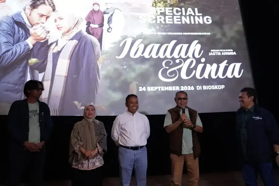 Bertempat di XXI Margo City, Depok, Wali Kota Supian Suri dan istri (Cing Ikah) menyaksikan penayangan film Ibadah dan Cinta bersama-sama pada Rabu (16/09/26). (Foto: Humas Depok)