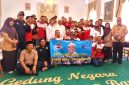 Para pekerja Hotel Bumi Wiyata berfoto bersama dengan Gubernur Jawa Barat, Dedi Mulyadi dan Wali Kota Depok, Supian Suri. (Sumber foto: Jurnal Depok)