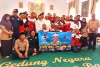 Para pekerja Hotel Bumi Wiyata berfoto bersama dengan Gubernur Jawa Barat, Dedi Mulyadi dan Wali Kota Depok, Supian Suri. (Sumber foto: Jurnal Depok)