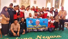 Para pekerja Hotel Bumi Wiyata berfoto bersama dengan Gubernur Jawa Barat, Dedi Mulyadi dan Wali Kota Depok, Supian Suri. (Sumber foto: Jurnal Depok)