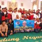 Para pekerja Hotel Bumi Wiyata berfoto bersama dengan Gubernur Jawa Barat, Dedi Mulyadi dan Wali Kota Depok, Supian Suri. (Sumber foto: Jurnal Depok)